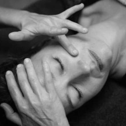 comment remonter les pommettes avec un massage facial inspiré des techniques japonaises qui vise à améliorer  la circulation sanguine et la tonicité de la peau pour stimuler la production de collagène et tonifier les muscles sous-jacents 