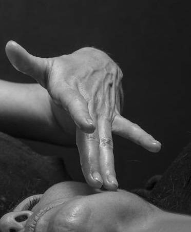 Massage facialiste, une alternative naturelle pour sculpter le visage et atténuer les signes du vieillissement  