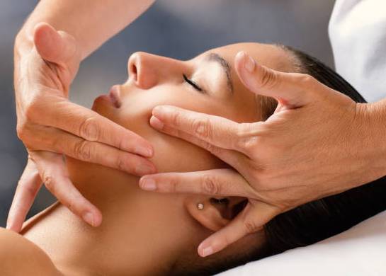 Comment le massage facial profite-t-il à la peau de notre visage ?