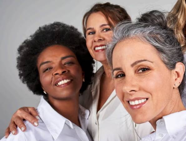 Comment redonner de l’éclat à la peau lorsque les premiers signes de la ménopause se font sentir?